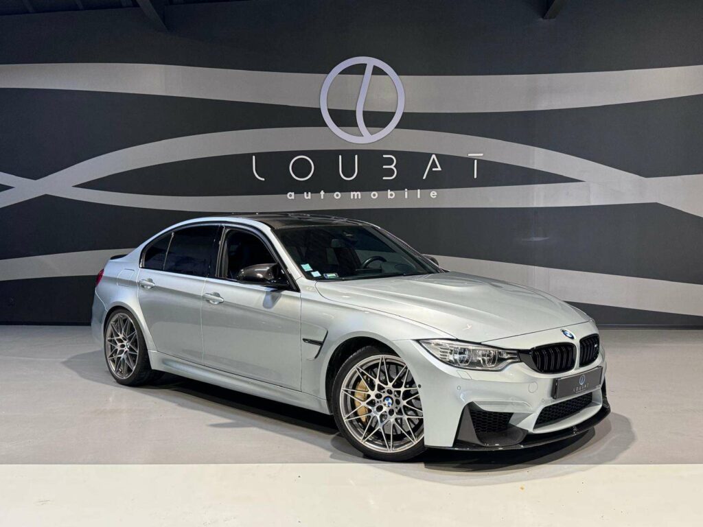 BMW M3 (F80) Phase 2 en version Pack Compétition, équipée d’un moteur 3.0L développant 450 chevaux. La voiture est dotée d’un échappement Akrapovic, d’un pack carbone pour une allure sportive renforcée, et de freins en céramique garantissant des performances de freinage exceptionnelles