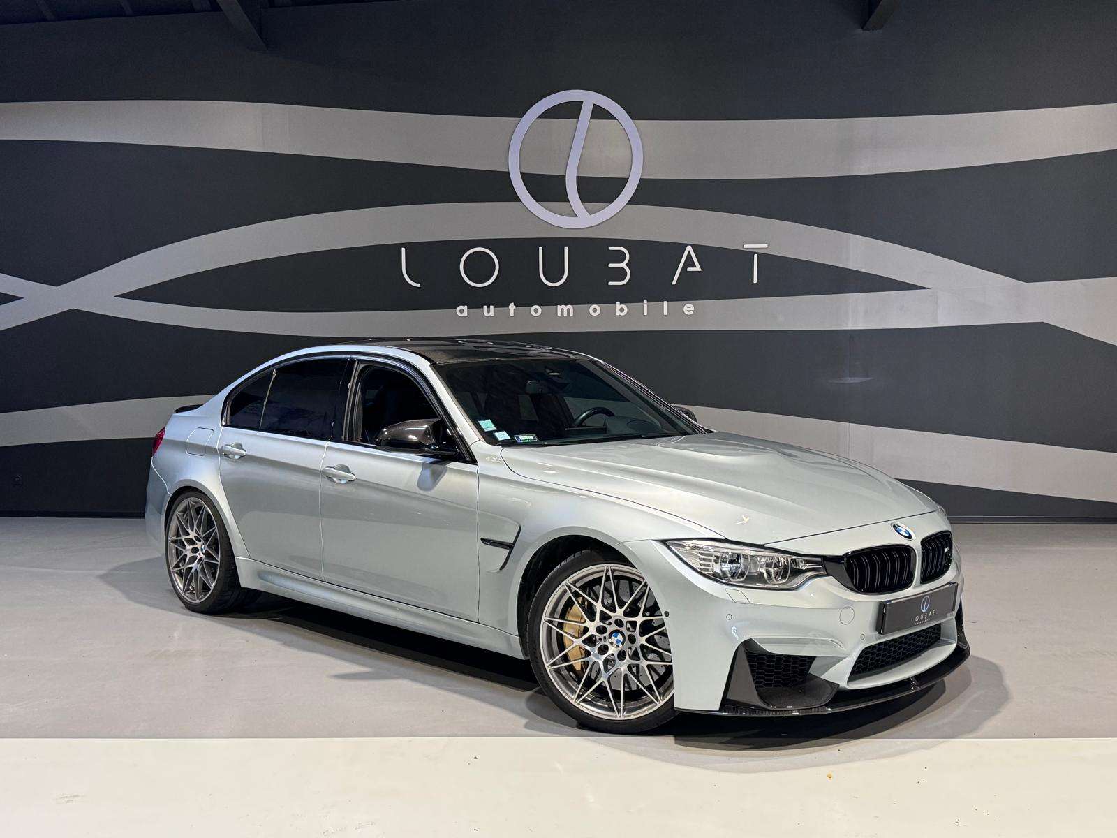 BMW M3 (F80) Phase 2 en version Pack Compétition, équipée d’un moteur 3.0L développant 450 chevaux. La voiture est dotée d’un échappement Akrapovic, d’un pack carbone pour une allure sportive renforcée, et de freins en céramique garantissant des performances de freinage exceptionnelles