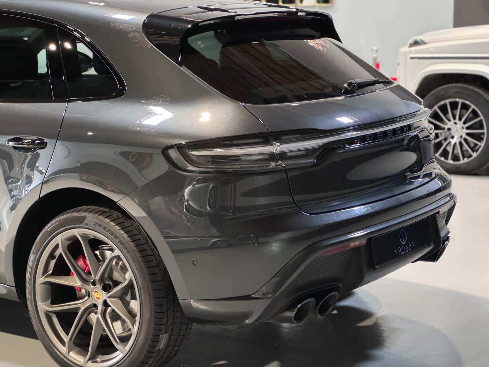 EX12-loubat-automobile-aveyron-millau-porsche-macan-gts-gris-volcan