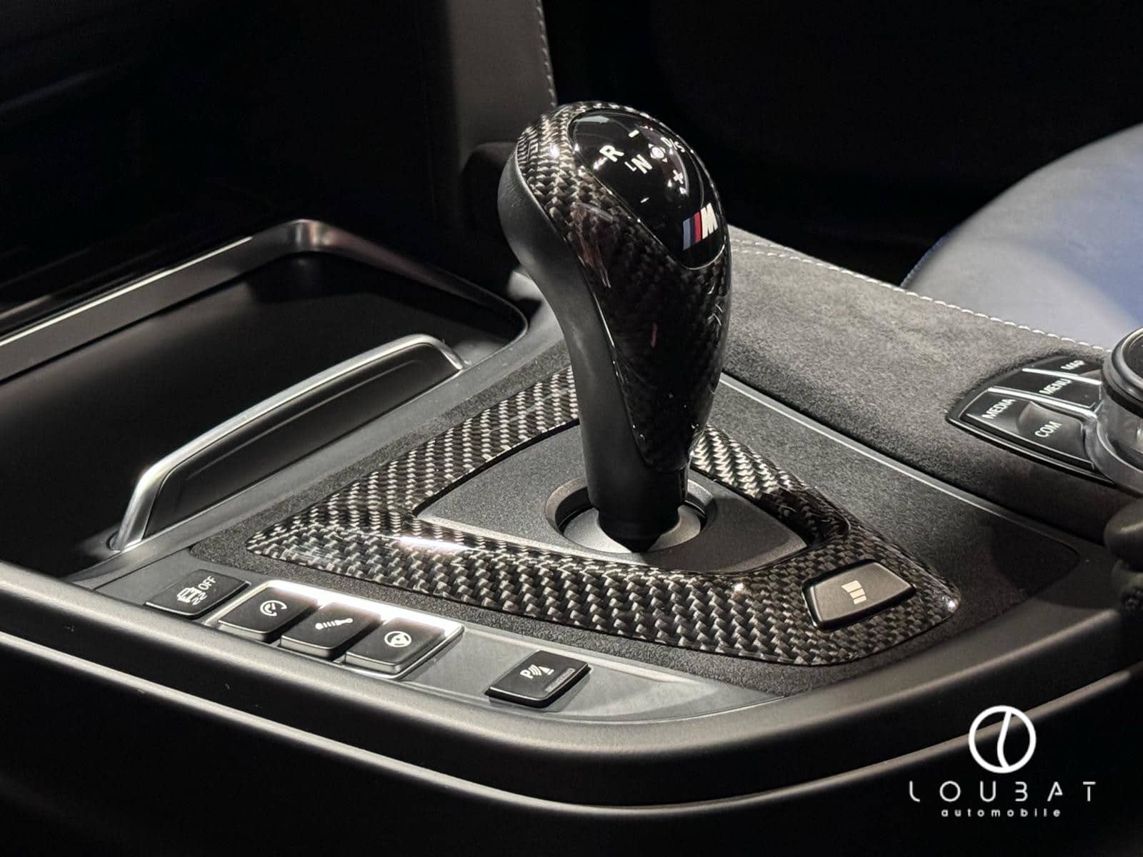 EXT16-loubat-automobile-aveyron-millau-bmw-m4-cs-bleue