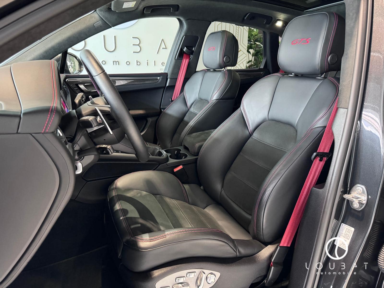 IN01-loubat-automobile-aveyron-millau-porsche-macan-gts-gris-volcan