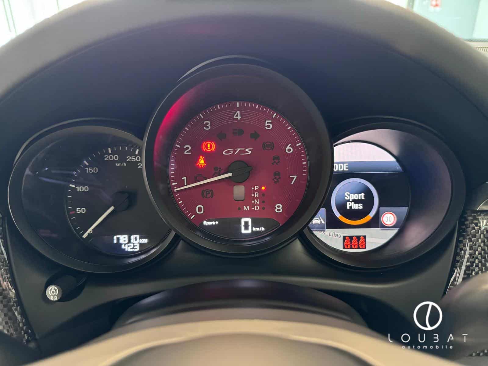 IN18-loubat-automobile-aveyron-millau-porsche-macan-gts-gris-volcan