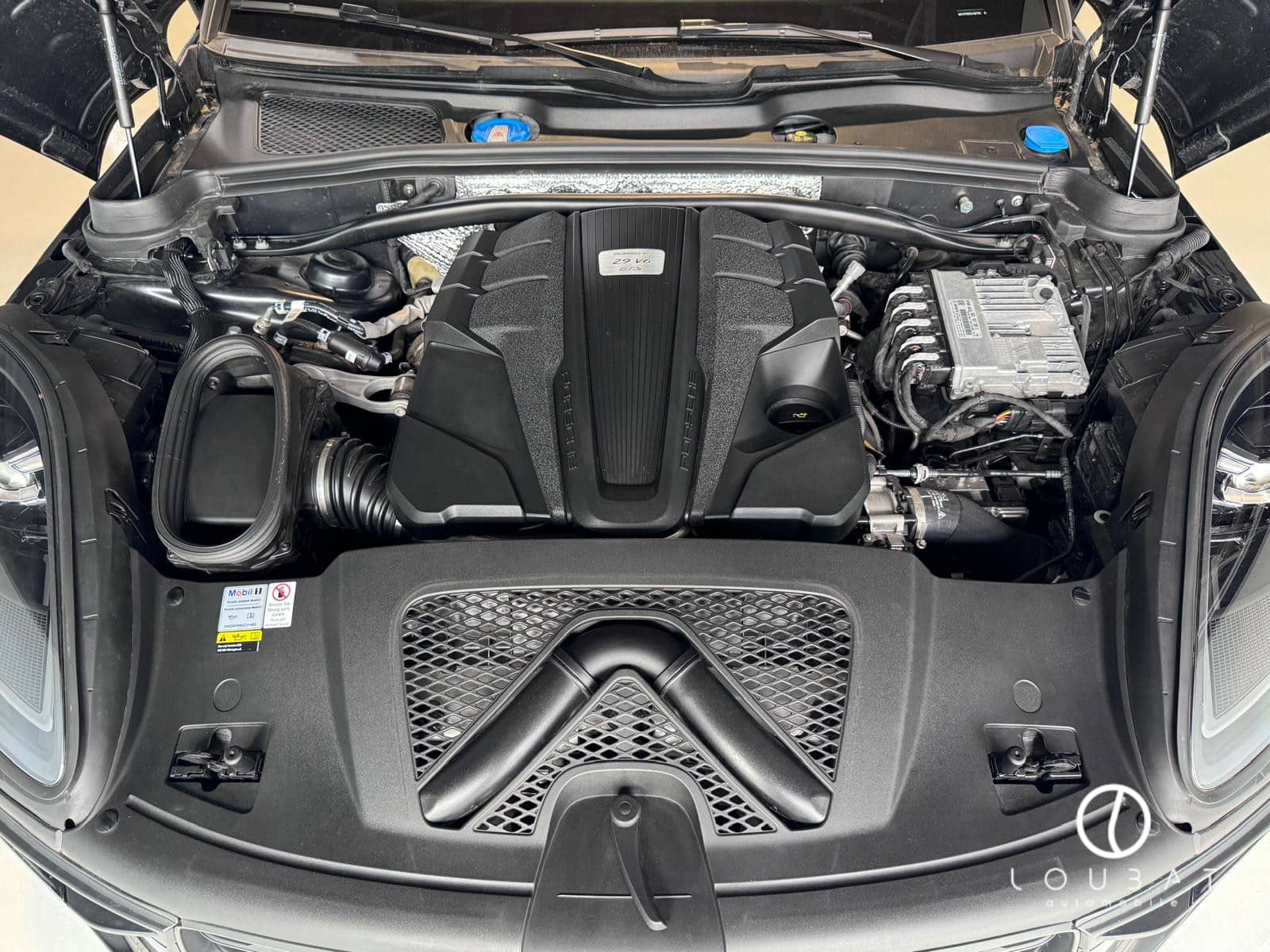 IN38-loubat-automobile-aveyron-millau-porsche-macan-gts-gris-volcan