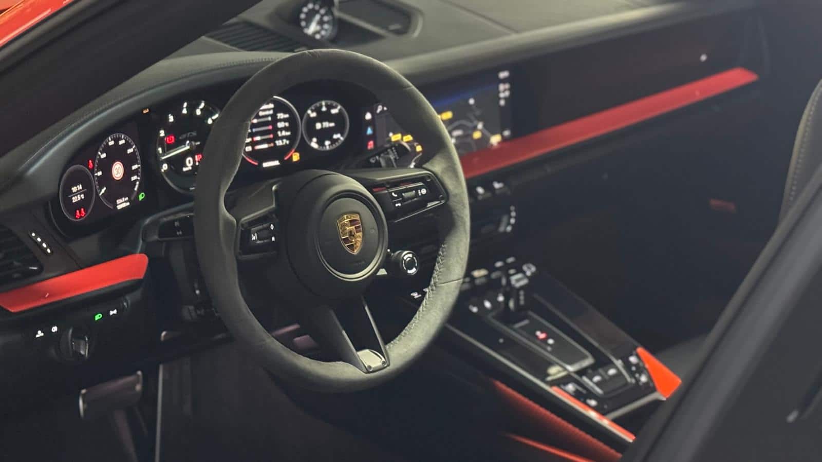 IN-loubat-automobile-aveyron-millau-porsche-911-992-GTS (8)