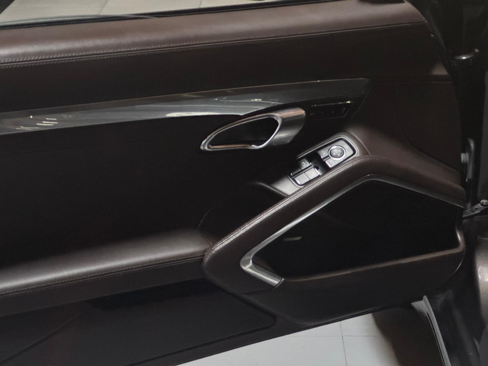 IN01-loubat-automobile-aveyron-millau-porsche-911-coupé (9)